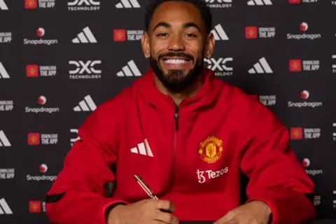 بعد وصوله مانشستر يونايتد.. كونيا: كنت أحلم بارتداء قميصه